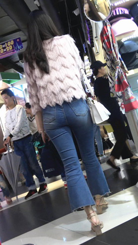 蓝色牛仔裤紧身美女