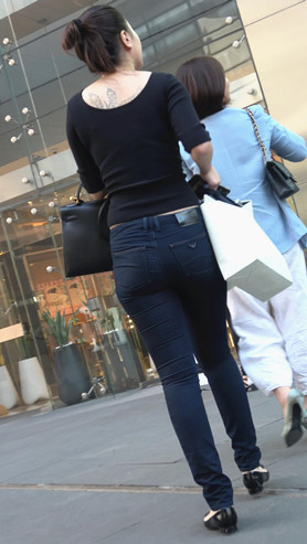 牛仔裤紧身美女