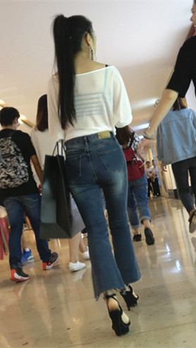 两组紧身牛仔裤妹子