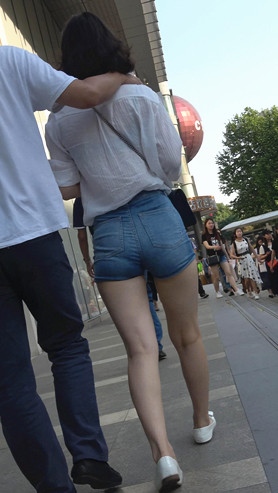 紧身蓝牛热裤妹子