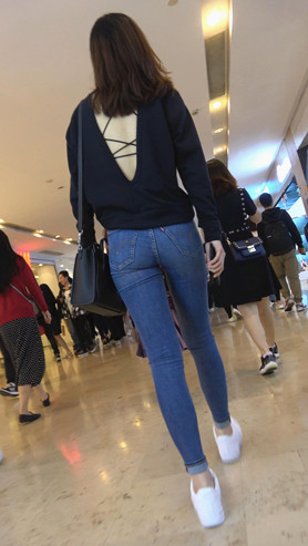 紧身牛仔长裤美女