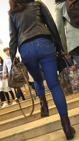 蓝色紧身牛仔裤美眉