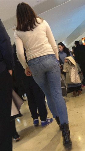 白衣牛仔裤美女