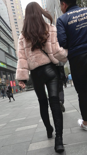 两组皮裤美女