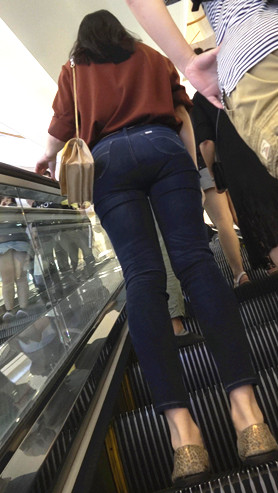 两个牛仔紧身裤美女