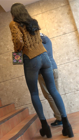 长腿牛仔裤美女