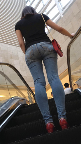 牛仔紧身圆润妹子