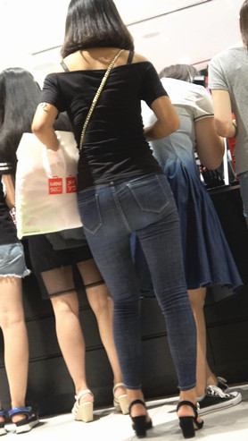 黑衣牛仔裤美女