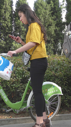 做主持的漂亮美女