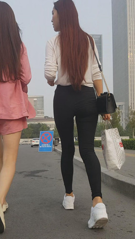 长发黑裤美女