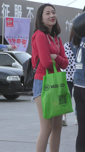 红衣牛仔短裤美女