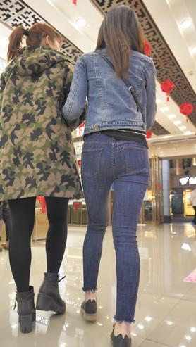 牛仔套装小妹