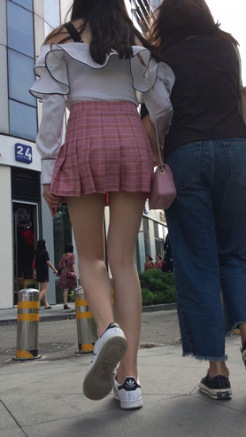 粉色百褶裙女孩