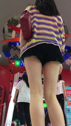 电玩城里的黑色热裤小姐姐
