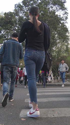 街拍牛仔裤小姐姐