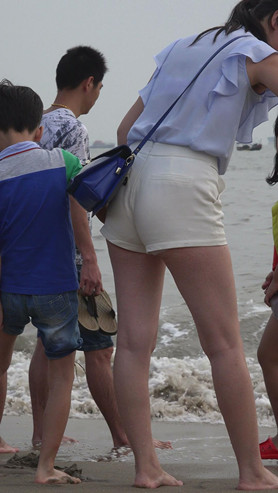 海边白色热裤少妇