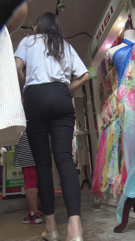 黑色紧身裤妹子