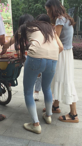 长发牛仔小妹
