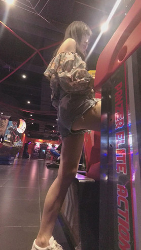 电玩城里的热裤女孩
