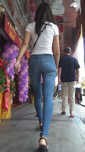 紧身牛仔裤小姐姐