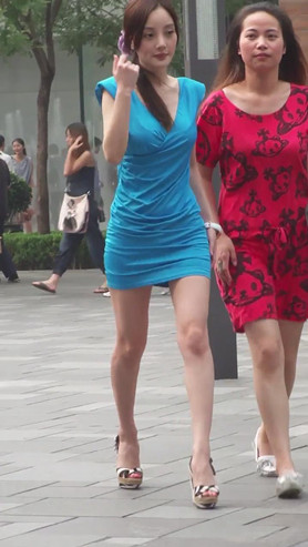 蓝色连体裙小姐姐