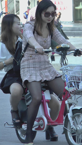 电动车上的黑丝MM