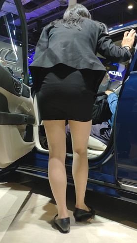 黑色包臀裙销售妹子