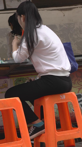 路边吃早餐的妹子