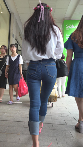 头上戴着花环的蓝牛美女