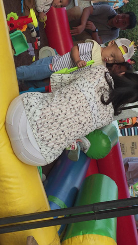 带孩子的白裤少妇