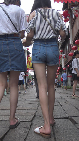 牛仔热裤女孩