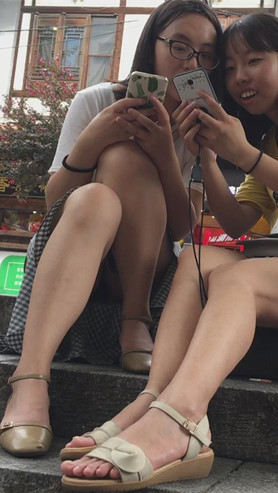 玩手机的妹子