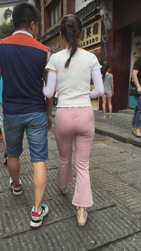 粉色紧身裤小妹