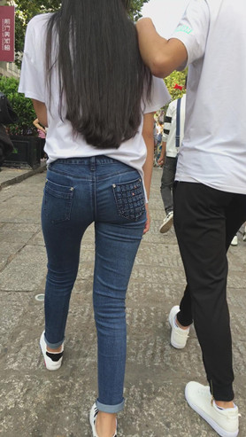 长发齐腰的妹子