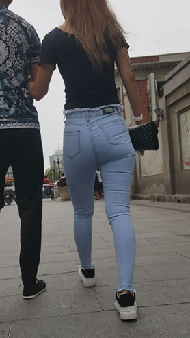 蓝色丰腴牛仔裤妹子