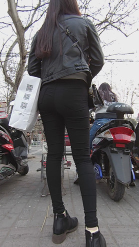 黑色长腿紧身裤美女