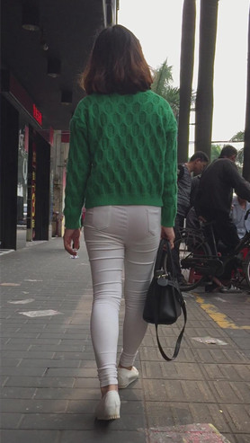 两个白裤妹子