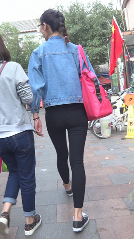 牛仔衣黑紧裤妹子