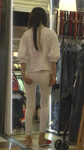 试衣的白裤美女
