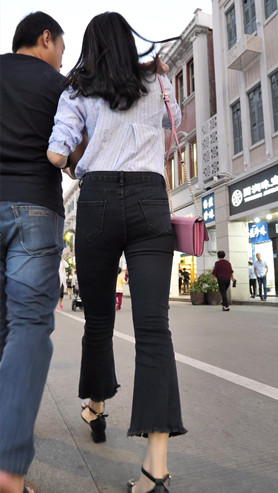 黑色牛仔裤MM