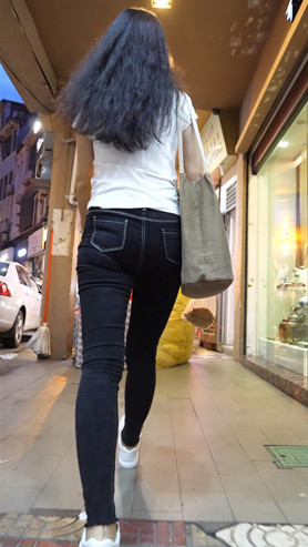 黑色牛仔裤女孩