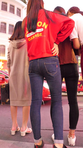 红衣牛仔裤小妹