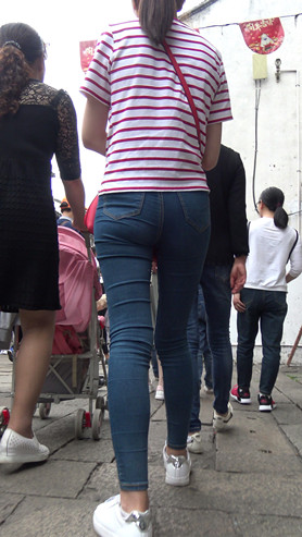 超紧牛仔裤小少妇