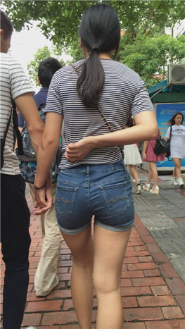 蓝牛热裤妹子