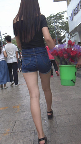牛仔紧身热裤小妹