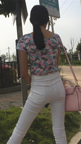 等车的白裤微透小妹