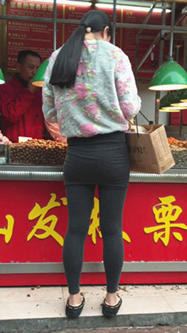 买坚果的的紧身妹子
