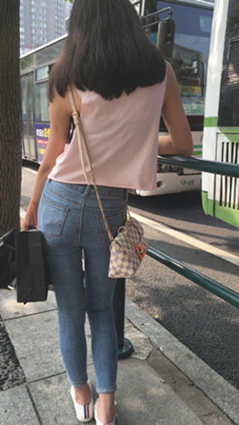 玩手机的漂亮蓝牛妹