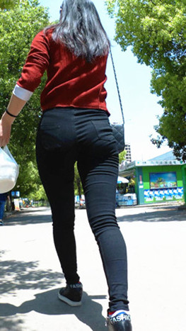 红衣黑色牛仔紧身裤妹子