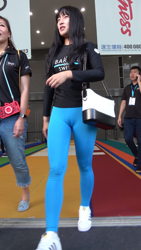 蓝色紧身裤美屯小姐姐